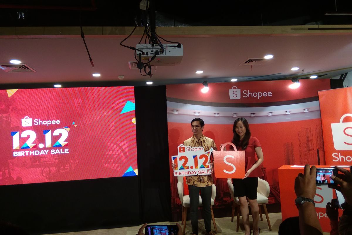 Direktur Shopee Indonesia Christin Djuarto dan Research at CSIS dalam konferensi pers Shopee 12.12 Birthday Sale di Jakarta, Rabu (11/12/2019