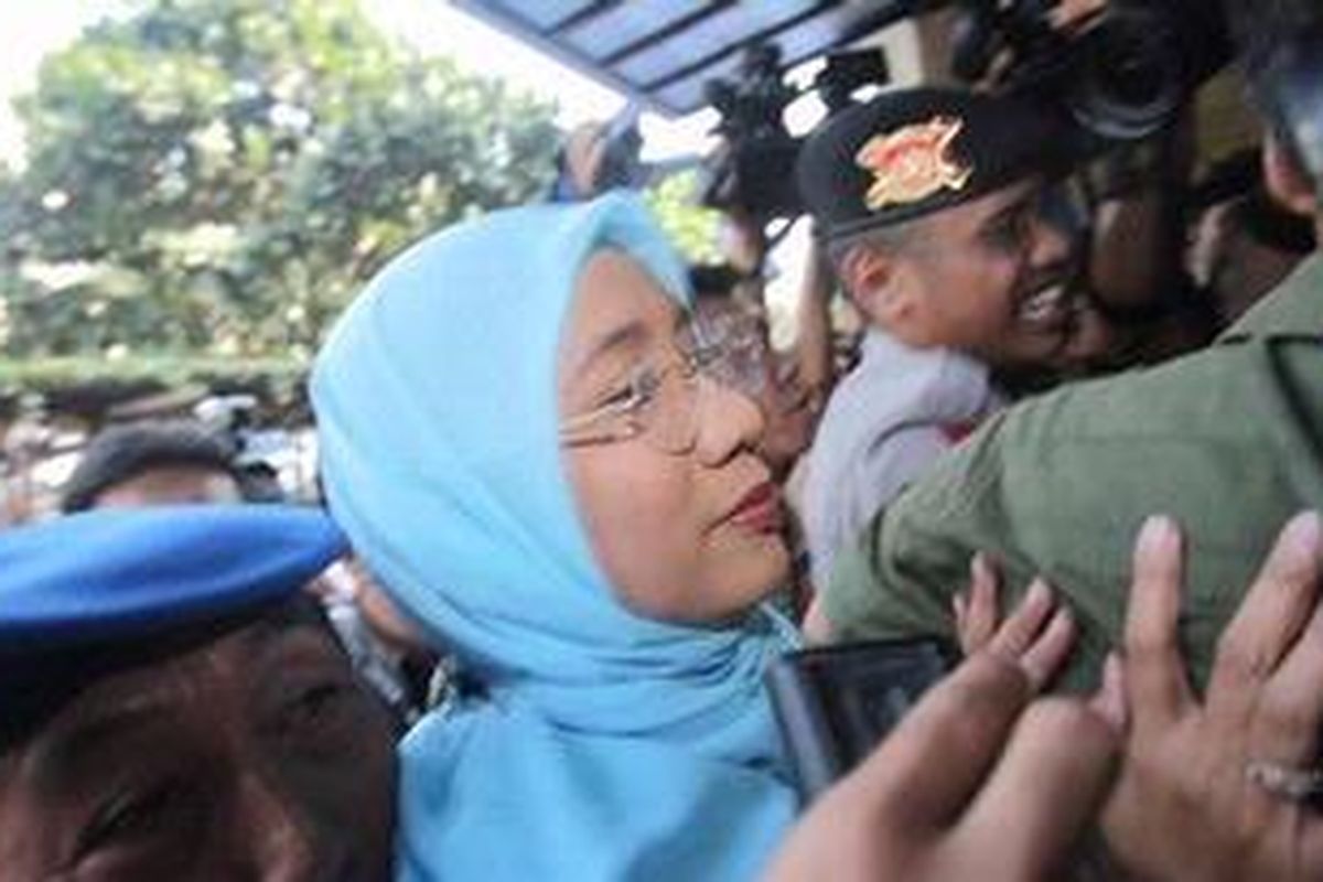 Matan anggota Komisi Pemilihan Umum (KPU), Andi Nurpati memasuki ruang pemeriksaan Bareskrim, Mabes Polri, Jakarta, Jumat (15/7/2011). Andi diperiksa sebagai saksi kasus surat palsu MK, yang melibatkan tersangka Masyhuri Hasan. 