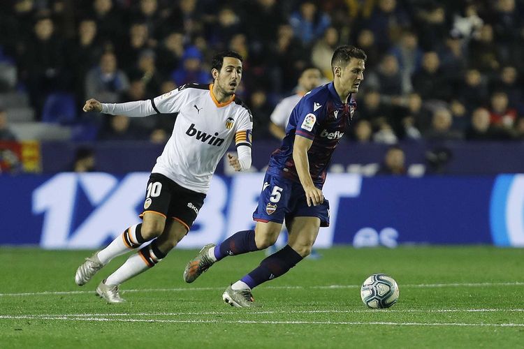 Daniel Parejo (kiri) dan Nemanja Radoja (kanan) sedang berduel dalam derbi del Turia.