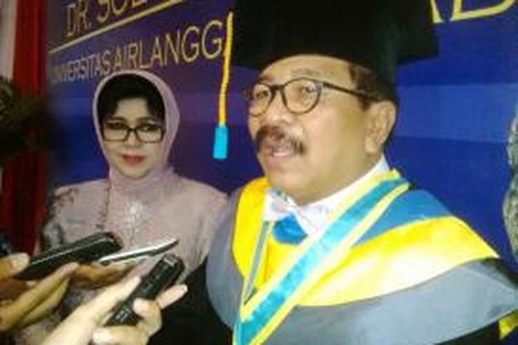 Gubernur Jatim Soekarwo usai pengukuhan gelar Doktor Honoris Causa di Universitas Airlangga Surabaya.