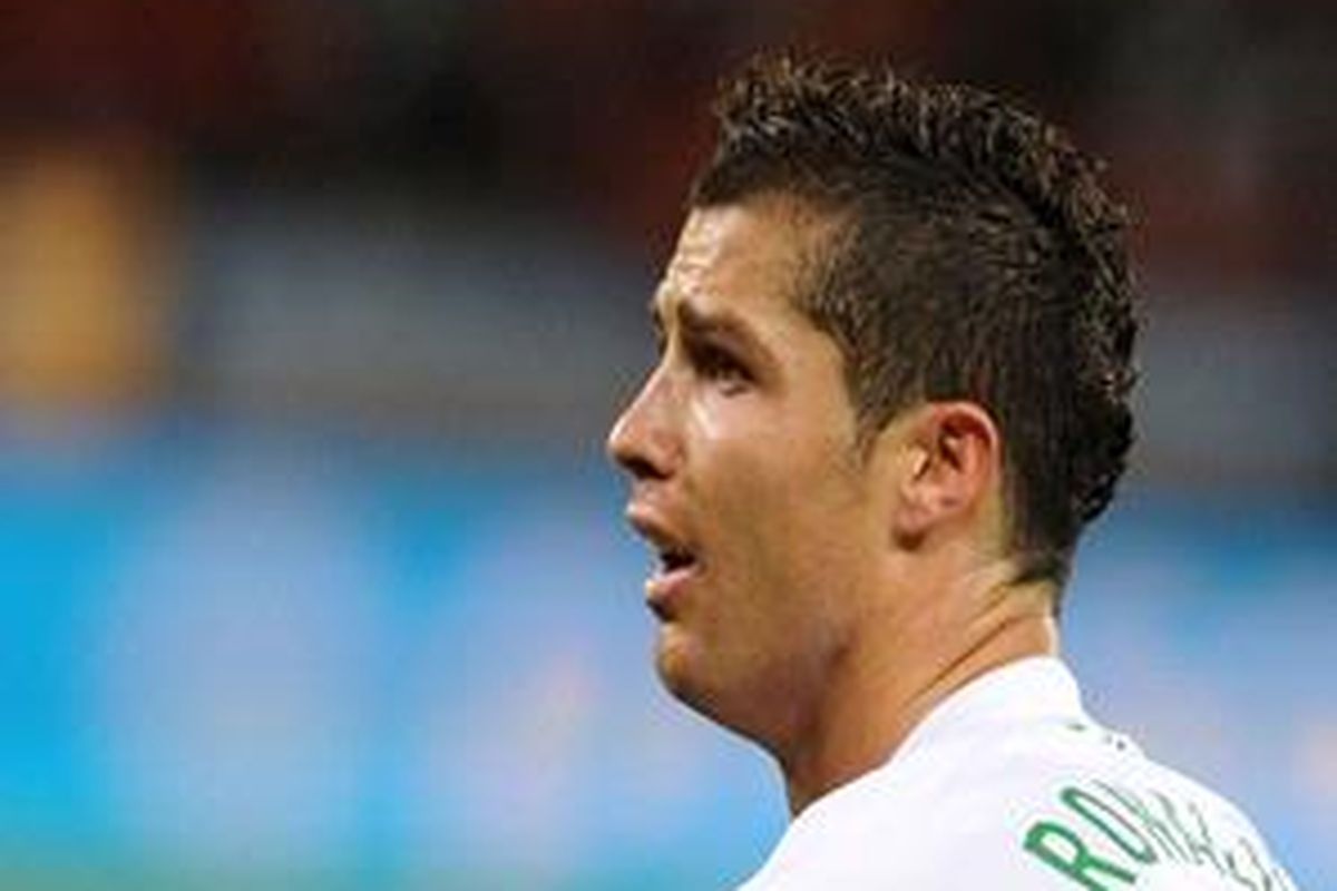 Kapten Portugal Cristiano Ronaldo menangis setelah timnya kalah 0-1 melawan Spanyol di babak 16 besar Piala Dunia 2010 pada Selasa (29/6/2010) di Stadion Green Point, Cape Town.