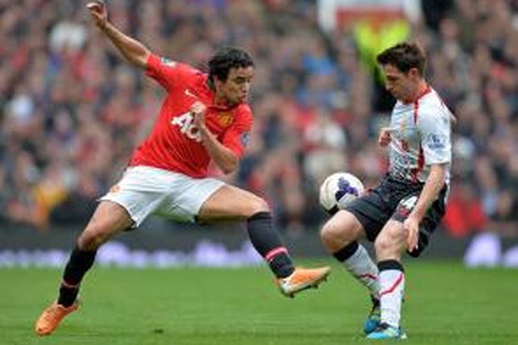 Bek Manchester United (MU), Rafael (kiri) saat berusaha merebut bola dari gelandang Liverpool, Joe Allen, pada lanjutan Premier League di Stadion Old Trafford, Minggu (16/3/2014). 