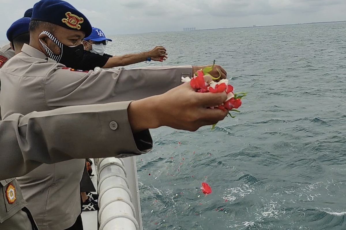 Joint SAR teams toss flowers into the sea as part of prayers for the victims of Sriwijaya Air Flight SJ 182 on Monday (18/1/2021), which went down with the loss of 62 passengers and crew on Saturday, (9/1/2021)