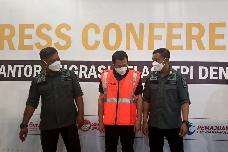 CY (50), warga negara China, pelaku penjual ponsel palsu saat dihadirkan dalam konferensi pers di kantor Imigrasi Denpasar, Bali, pada Senin (11/9/2023). Kompas.com/ Yohanes Valdi Seriang Ginta