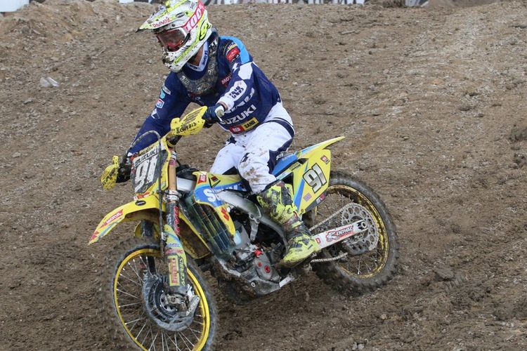 Jeremy Seewer memenangi race pertama MX2 di Pangkal Pinang, Minggu (5/3/2017). 