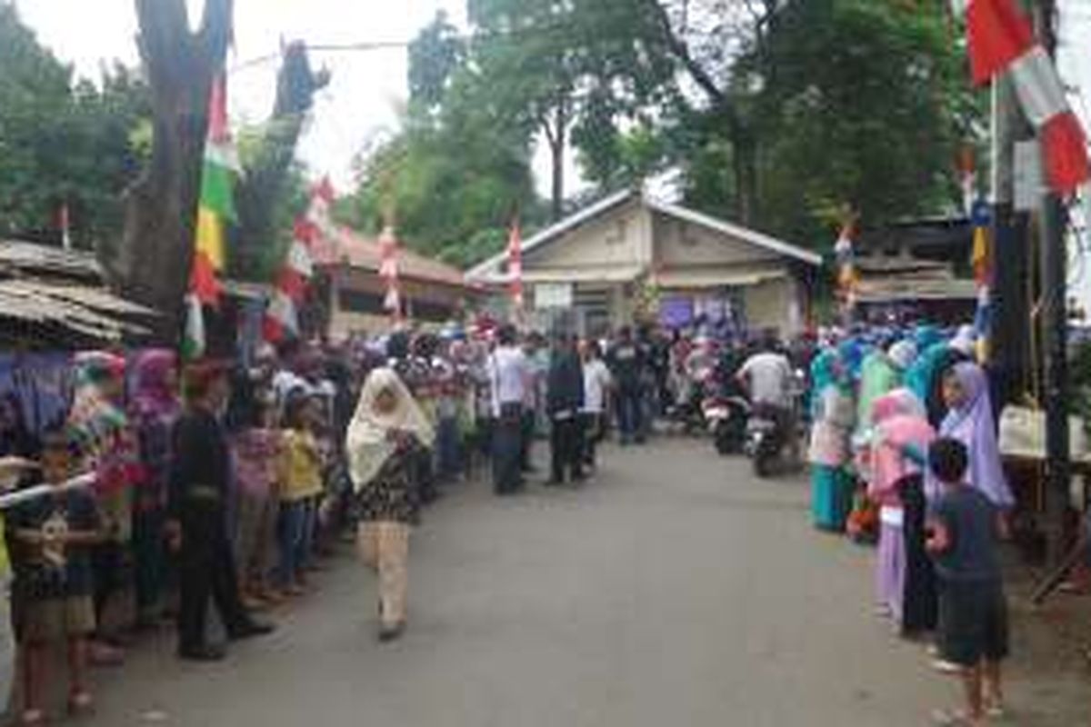 Puluhan warga Ciracas memadati ruas jalan jelang kedatangan Agus Harimurti di Ciracas, Jakarta Timur, Senin (12/12/2016)