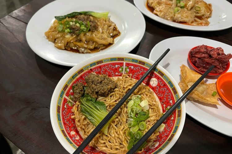 Ilustrasi mie sapi, kwetiau sapi, dan pangsit goreng. 