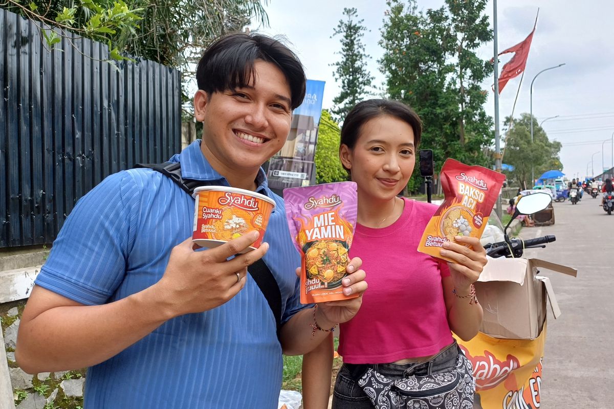 Artis peran Sidik Eduard dan istrinya, Dhea Salsabila berjualan cuanki instan di pinggir jalan daerah Andara, Jakarta Selatan, saat ditemui Kompas.com pada Selasa (25/3/2025).