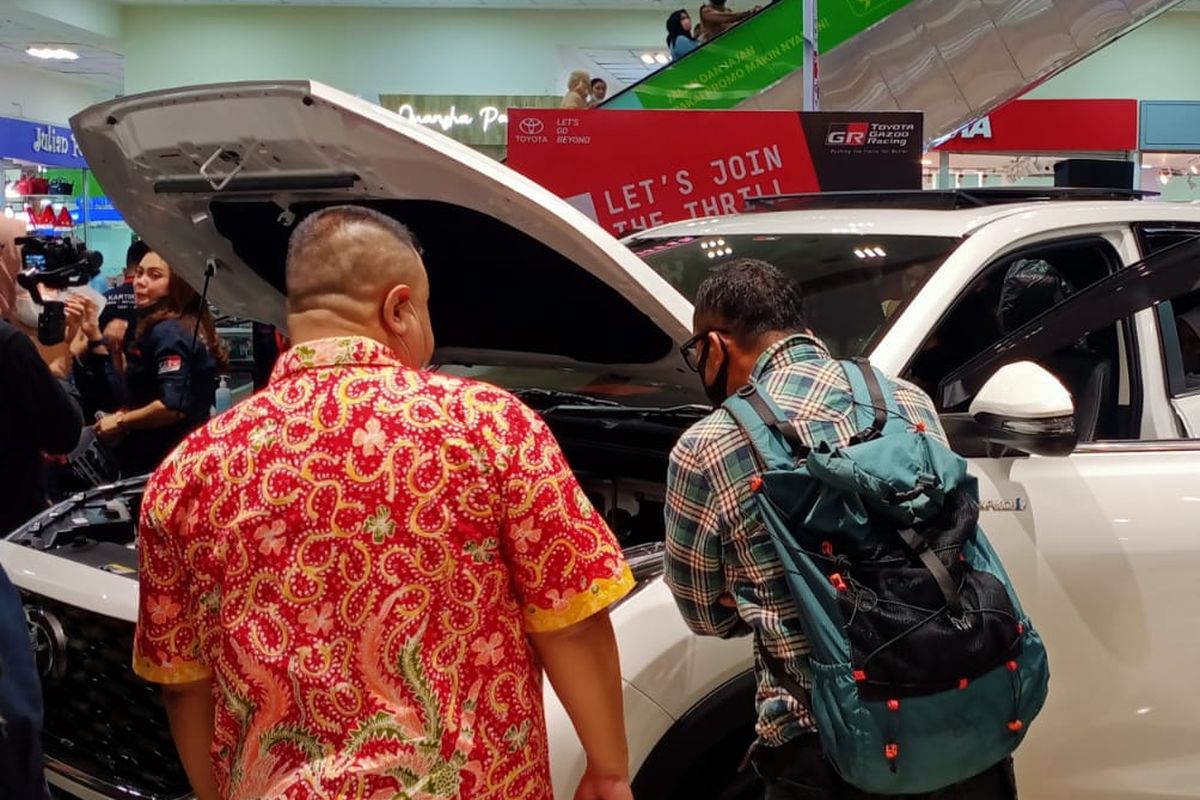 Antusias masayarakat di peluncuran mobil Toyota Kijang Innova Zenix di Mal Matos