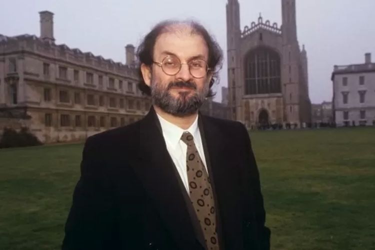 Salman Rushdie, di luar King's College di Cambridge pada 1993.