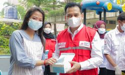 Waspada Abu Vulkanik, Pemkot Tangsel dan PMI Bagikan 14.000 Masker Gratis