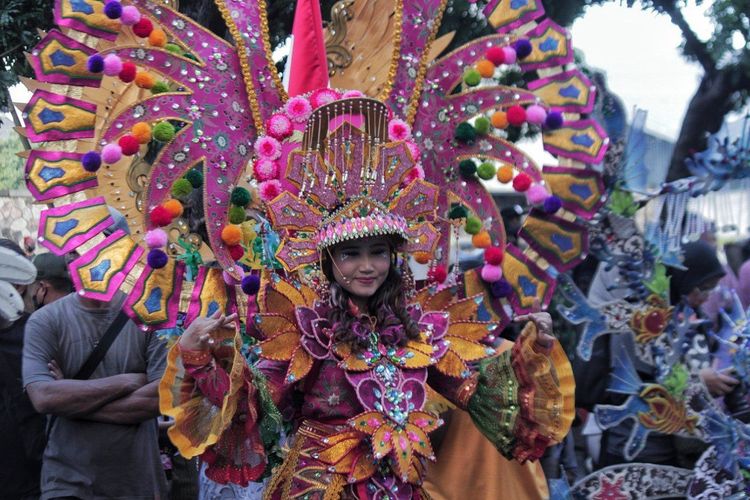 Peserta Solo Batik Carnival 2022 ketika memerakan busananya di Jalan Bhayangkara, Stadion R. Maladi Sriwedari, Kamis (7/7/2022).