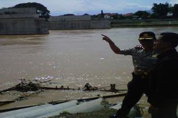 Aparat Polres Kediri Kota, Jawa Timur, meminta penjelasan dari Dinas Pekerjaan Umum terkait  pembangunan proyek multiyears jembatan Brawijaya Kediri saat inspeksi lapangan, Senin
(18/2/2013).