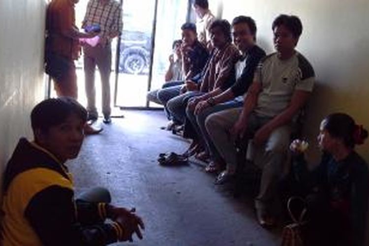 Sejumlah warga Lappa Anging, Kota Parepare, Sulawesi Selatan saat memdatangi Polresta Parepare, kemarin