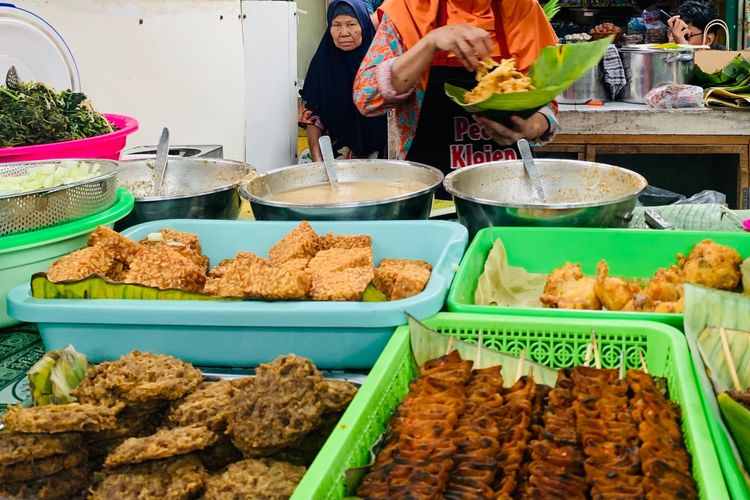 Pecel Klojen Mbak Sri yang mempertahankan khasnya menggunakan pincuk daun pisang dengan tiga pilihan bumbu dan menu pelangkap.