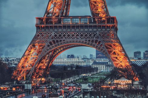 Pengunjung Menara Eiffel Dievakuasi dan Penjinak Bom Dikerahkan