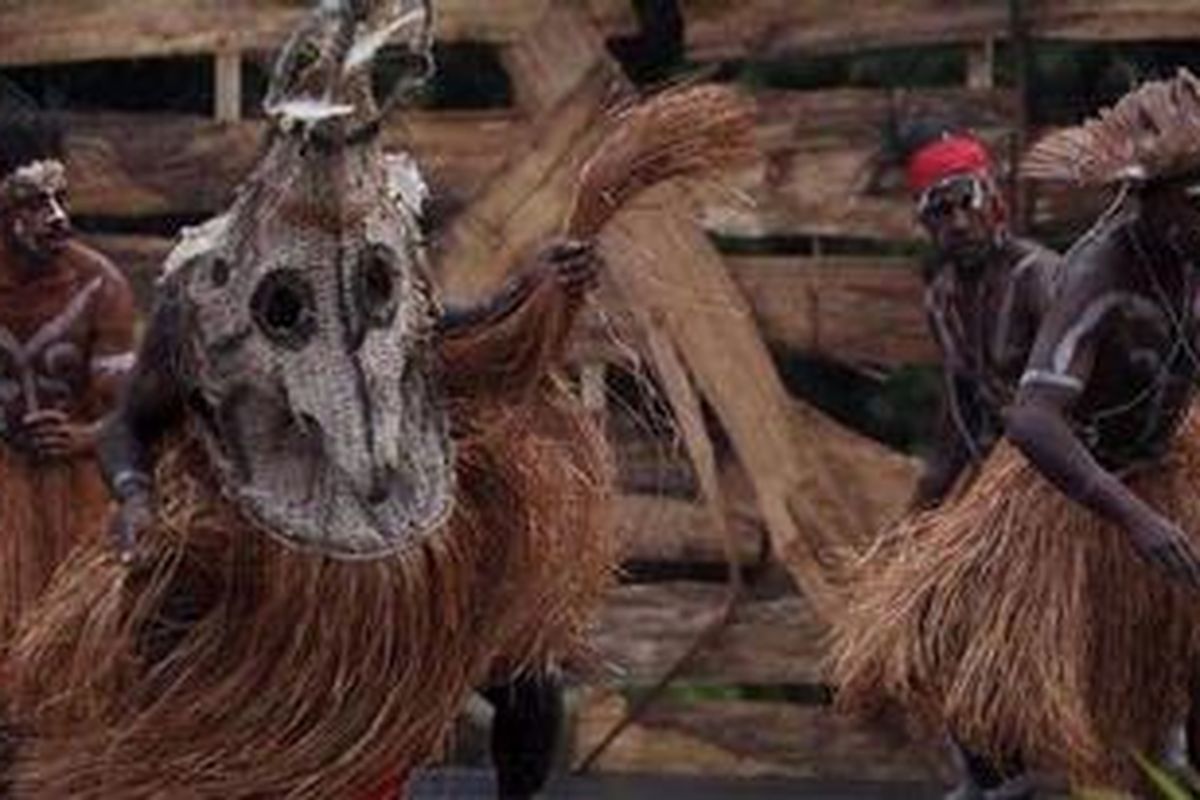 Ilustrasi: Tarian Mbikao atau tarian arwah Suku Kamoro ditampilkan dalam acara pembukaan 