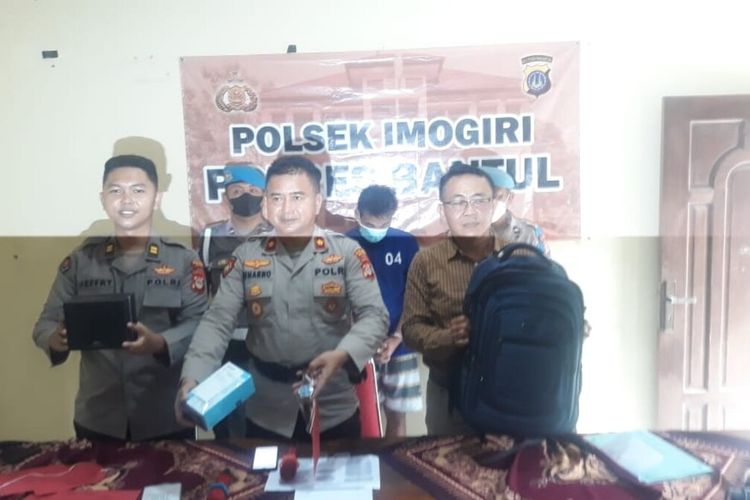 Kapolsek Imogiri Kompol Suharno menunjukkan barang bukti pencurian yang dilakukan oleh TR, di Mapolsek Imogiri, Bantul. Rabu (25/1/2023)