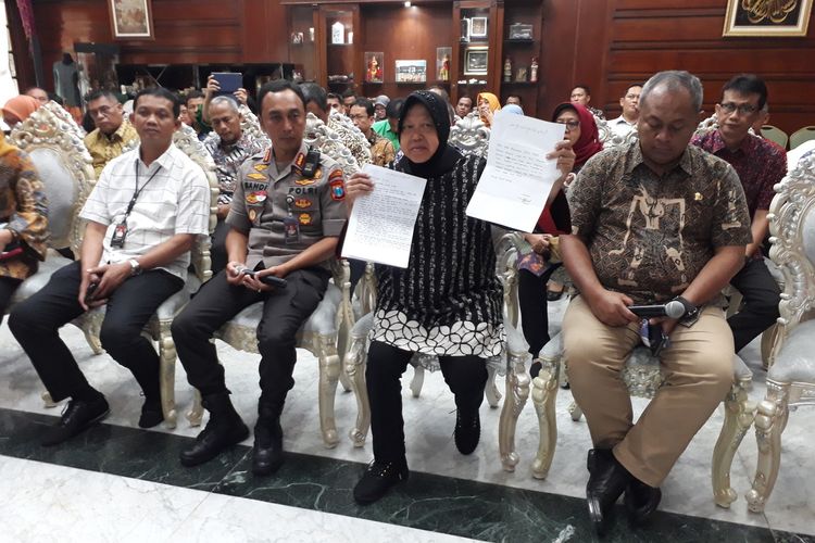 Wali Kota Surabaya Tri Rismaharini menunjukkan surat permohonaan maaf pemilik akun Facebook bernama Zikria Dzatil yang ditujukan kepada dirinya dan masyarakat Surabaya di rumah dinas Wali Kota Surabaya, Rabu (5/2/2020).