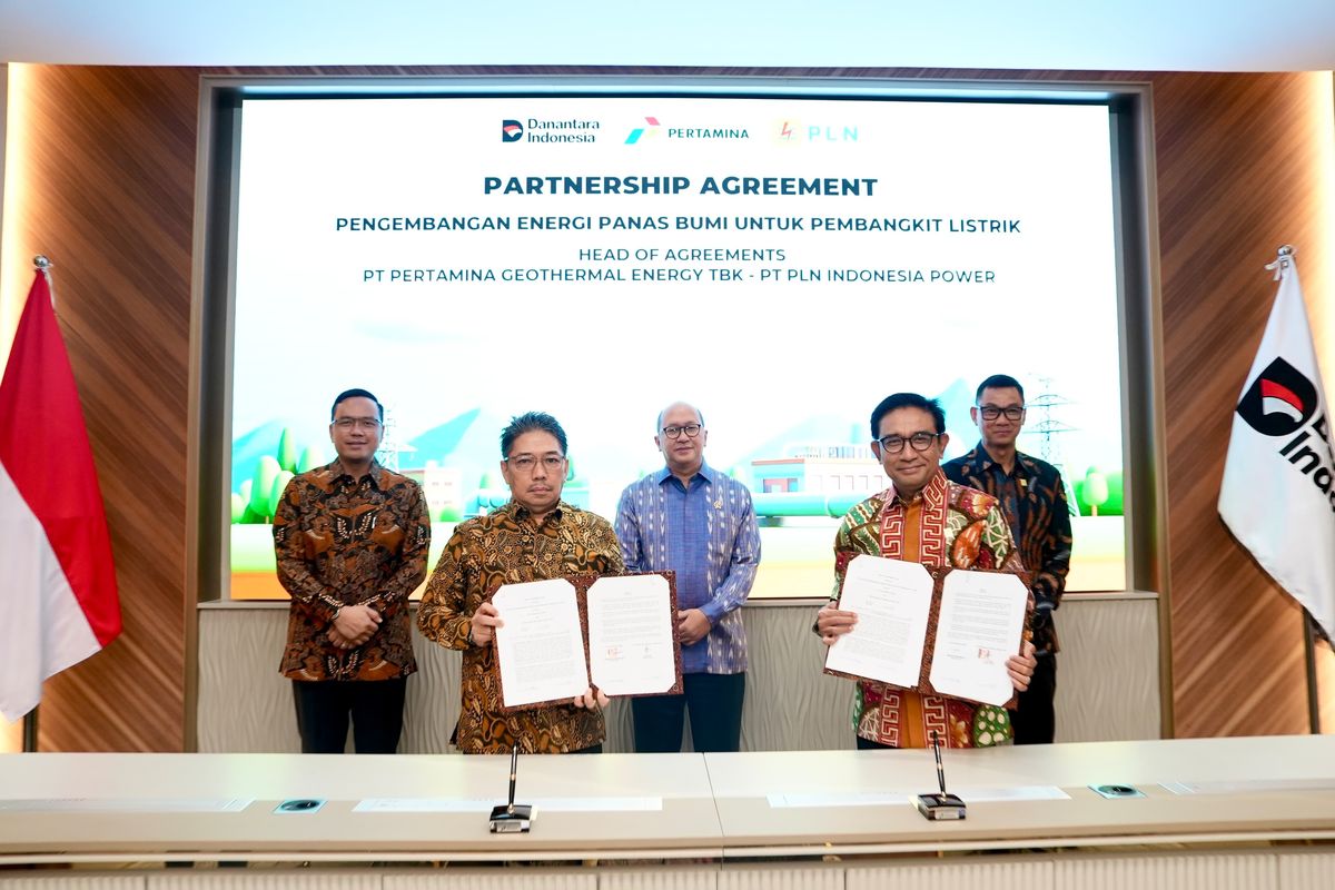 PT Pertamina (Persero) bersinergi dengan PT Perusahaan Listrik Negara (Persero) menandatangani nota kesepahaman (MoU) pengembangan energi panas bumi. Penandatanganan MoU dilakukan oleh Direktur Utama Pertamina Simon Aloysius Mantiri dan Direktur Utama PLN Darmawan Prasodjo, disaksikan oleh CEO Danantara Indonesia Rosan Roeslani, di Gedung Wisma Danantara, Jakarta, pada Selasa (5/8/2025). 
