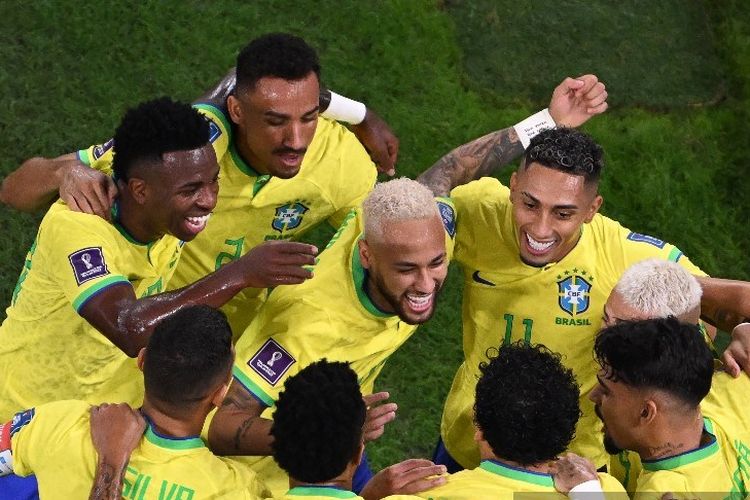 Penyerang Brasil Neymar merayakan gol kedua timnya pada babak 16 besar Piala Dunia 2022 Qatar antara Brasil vs Korea Selatan di Stadion 974 di Doha pada Selasa 6 Desember 2022 dini hari WIB. Artikel ini berisi prediksi skor dan line up Kroasia vs Brasil.