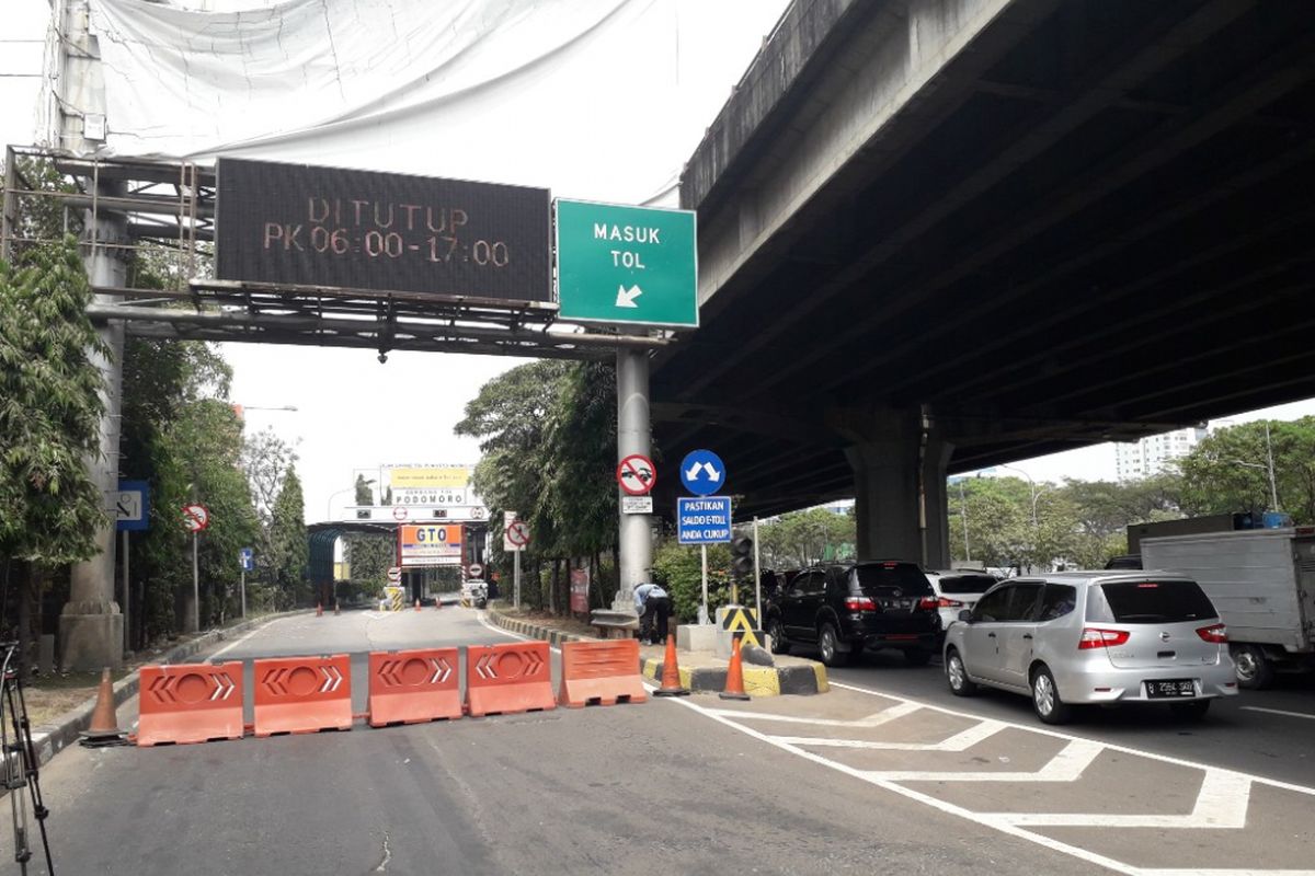 Suasana di sekitar Gerbang Tol Podomoro, Kelapa Gading, yang ditutup pada Rabu (1/8/2018)