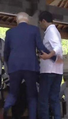 Momen Jokowi Bantu Biden yang Tersandung di Tangga