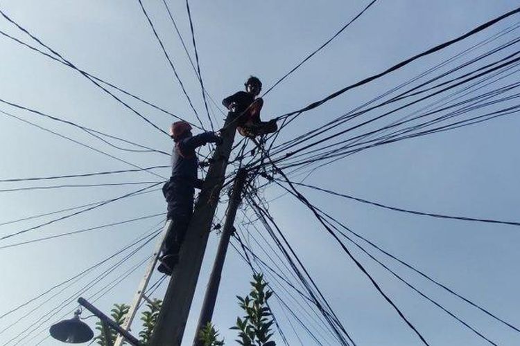 Seorang pria di Cibinong Bogor nekat memanjat tiang listrik, Sabtu (4/6/2022). 