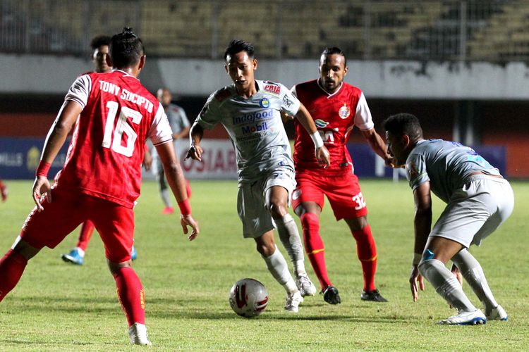 Pemain Persib Bandung, Beckham Putra Nugraha (tengah) dijaga ketat pemain Persija Jakarta saat final Piala Menpora 2021 leg pertama yang berakhir dengan skor 2-0 di Stadion Maguwoharjo Sleman, Kamis (22/04/2021) malam. 