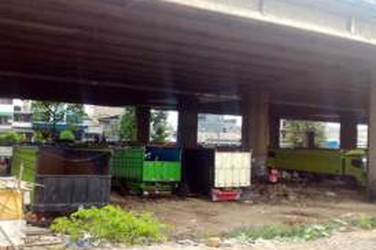 Kolong tol Sedyatmo, Pluit, Penjaringan, tampak dijadikan tempat parkir truk. 