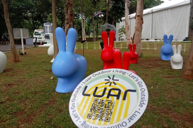 Properti seni berbentuk kelinci dari LUAR, yang bisa diduduki oleh pengunjung Art Jakarta gardens 2023.