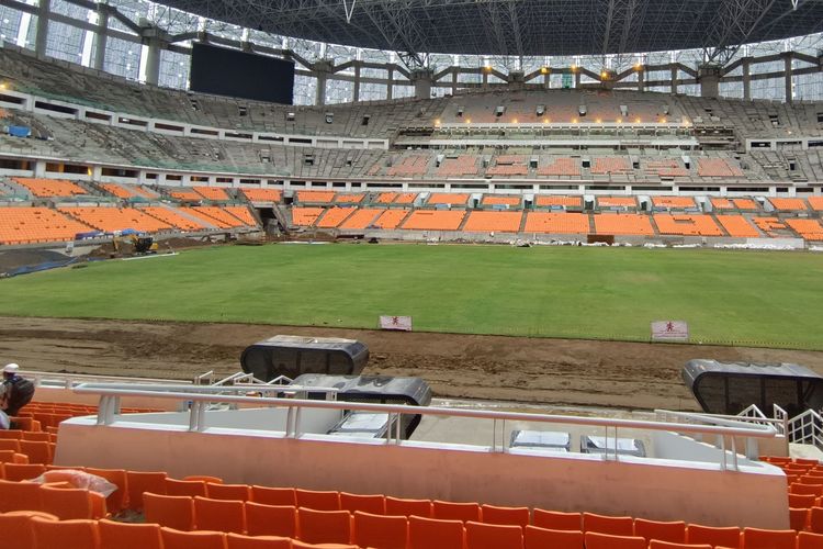 Rumput lapangan Jakarta International Stadium seperti terlihat pada Selasa (18/1/2022).