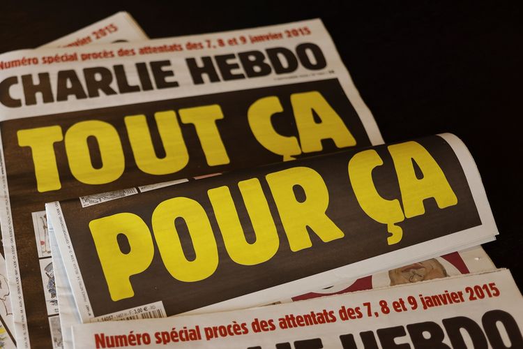 Foto yang diambil pada 1 September 2020 memperlihatkan halaman muka majalah satir Perancis, Charlie Hebdo, bertuliskan Semua ini hanya untuk itu, guna menandai dimulainya sidang terhadap 14 komplotan pelaku Kouachi Bersaudara, yang menyerang kantor mereka pada 7 Januari 2015 di mana 12 orang tewas.