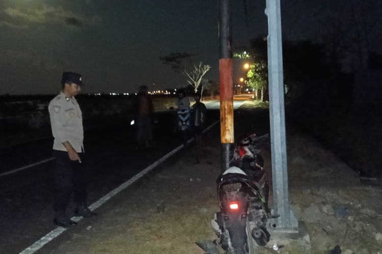 Bonceng Tiga, Remaja di Sampang Tabrak Tiang PJU hingga 1 Tewas dan 2 Luka-luka 