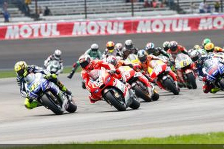 Pebalap Movistar Yamaha asal Italia, Valentino Rossi (depan), memimpin pebalap lain pada GP Indianapolis yang berlangsung di Sirkuit Indianapolis Motor Speedway, Minggu (10/8/2014).