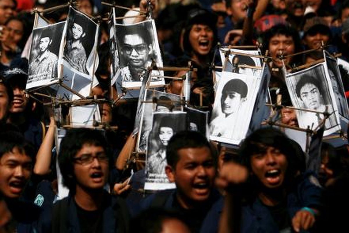 Sambil membawa poster bergambar empat wajah rekan mereka yang tewas dalam tragedi Trisakti, ratusan mahasiswa Trisakti Jakarta berunjuk rasa di Gedung Kejaksaan Agung, Senin 12 Mei 2008. Mereka menuntut pemerintah agar menuntaskan kasus tragedi Trisakti serta Semanggi I dan II.
