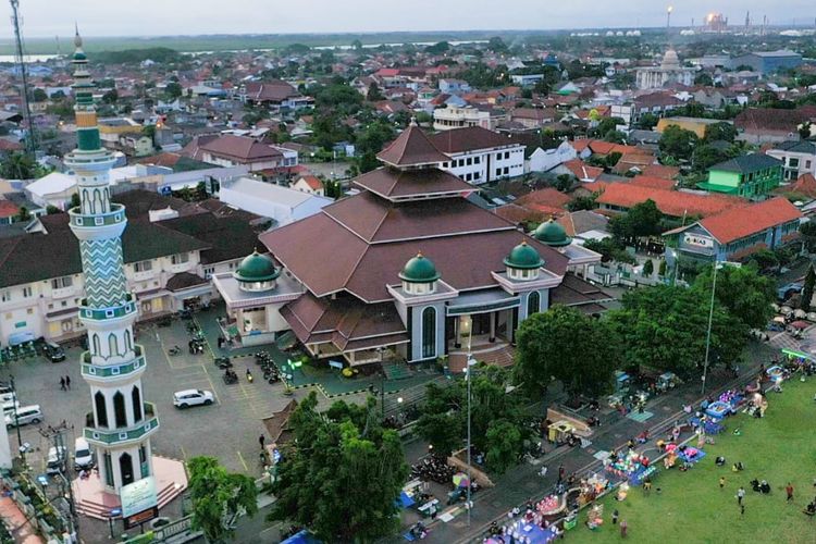 Masjid Agung Cilacap atau Masjid Agung Darussalam.