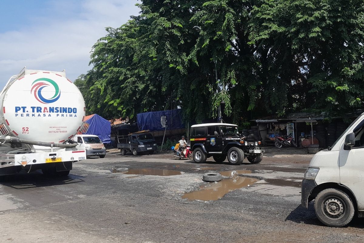 Kerusakan di jalan akses gerbang tol Karawang Timur, Karawang, Jawa Barat, Kamis (13/2/2025).