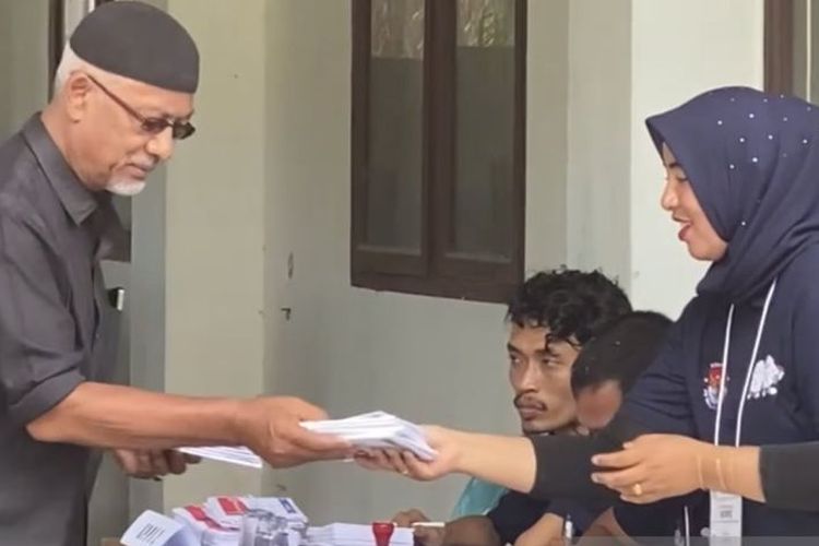 Petugas KPPS melayani warga untuk memberikan hak suara pada Pemilu 2024 di TPS 006 Desa Seuneubok, Kecamatan Johan Pahlawan, Meulaboh, Kabupaten Aceh Barat, Rabu (14/2/2024). 