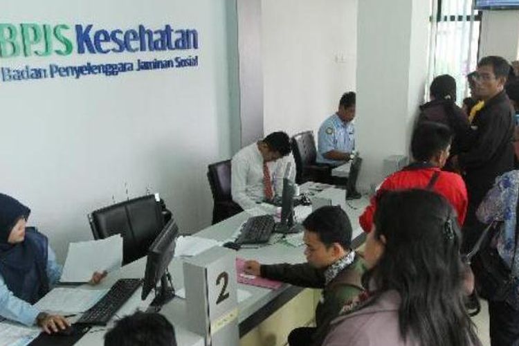 Warga antre untuk mendaftar program BPJS.