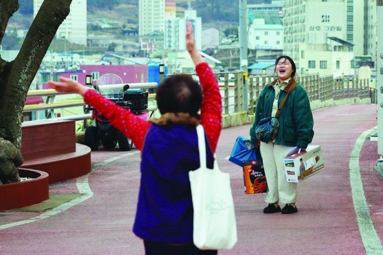 Potongan koran Hankyoreh tanggal 26 Februari 2024 memperlihatkan Kim Yu-sol, kepala Desa Yongam di Wando, Jeollanam-do, menyapa salah satu warganya yang lansia Gu Chun-im 