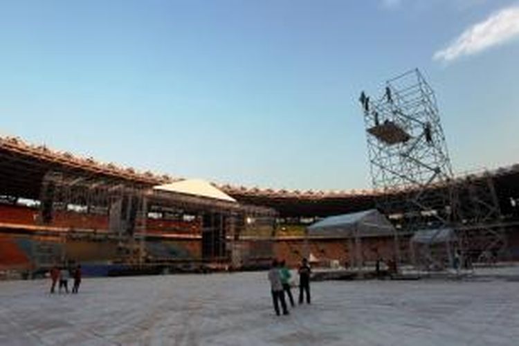 Pekerja menyelesaikan pembuatan panggung untuk konser grup band Metallica di Stadion Gelora Bung Karno, Jakarta, Kamis (22/8/2013). Grup band heavy metal asal Amerika tersebut akan tampil Minggu, 25 Agustus 2013.