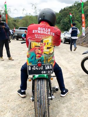 Presiden Joko Widodo mengenakan jaket dengan desain custom dari Never Too Lavish saat berkunjung ke Kalimantan Utara. 