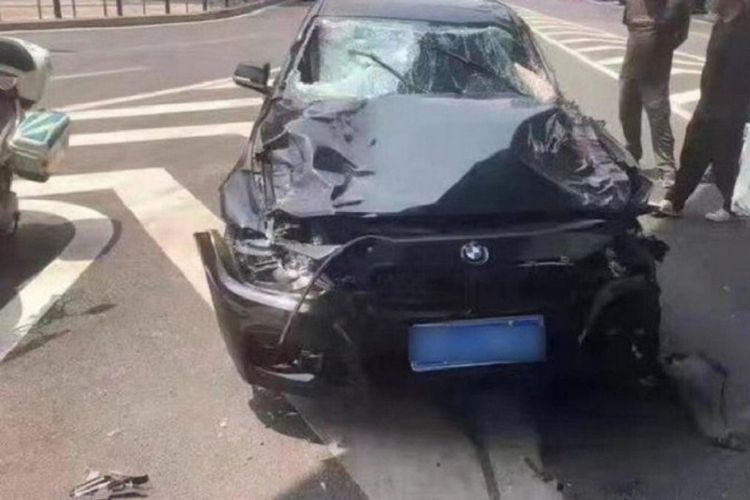 Inilah mobil BMW yang dikemudikan pria asal China bermarga Liu. Dia ditahan setelah mengebut dan menabrak para pejalan kaki dengan lima orang tewas. Liu dilaporkan membalas dendam ke masyarakat karena gagal dalam investasi.