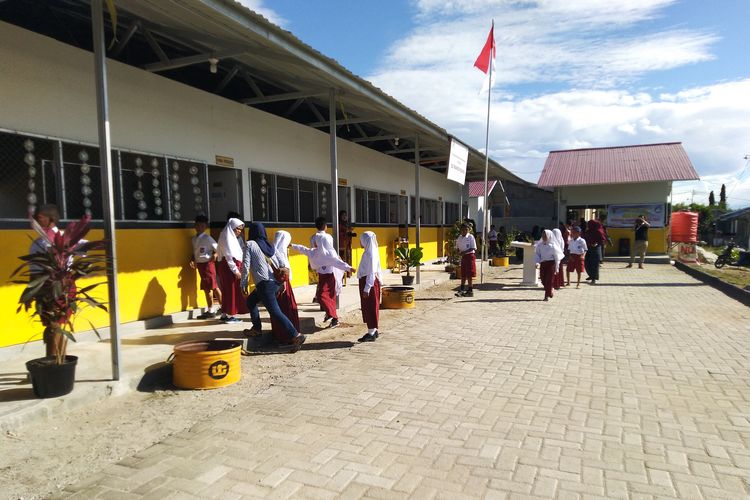 Siswa SDN Balaroa, Palu, yang menjadi korban gempa dan likuefaksi, kini bisa belajar di bangunan tahan gempa.