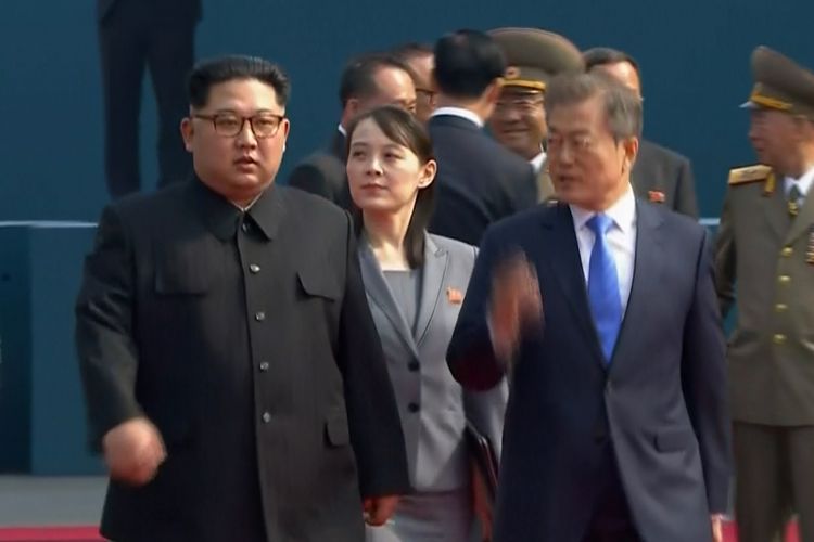 Gambar yang diperoleh dari video kantor berita Korea Selatan KBS memperlihatkan, Pemimpin Korea Utara Kim Jong Un (kiri) berbincang dengan Presiden Korea Selatan Moon Jae-in, dengan di belakang mereka adalah adik Kim sekaligus penasihatnya, Kim Yo Jong, pada 27 April 2018 di desa terperceaya Panmunjom (Panmunjeom).