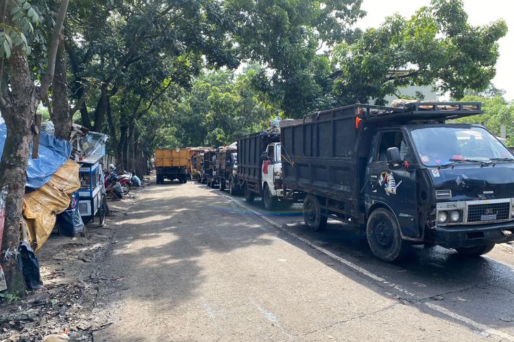 Antrean mobil pengangkut sampah ke titik pembuangan Tempat Pemrosesan Akhir (TPA) Cipayung di Jalan TPA, Kamis (11/1/2024). 