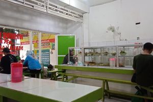 Warung Makan di Surabaya Sediakan Makanan Gratis untuk Mahasiswa Terdampak Bencana