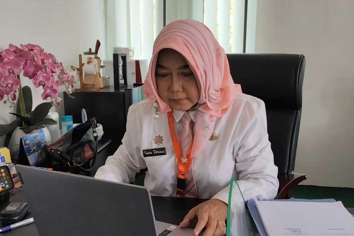 Kepala Dinas Sosial Kabupaten Cirebon Indra Fitriani memberikan penjelasan terkait aplikasi milik Pemkab Cirebon yang kini ramai dibicarakan banyak pihak, saat ditemui Kompas.com di ruang kerjanya, Kamis (11/7/2024) siang.