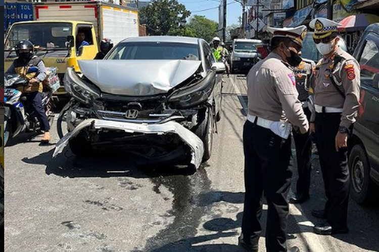 Kecelakaan beruntun di Jalan Pasir Koja, Kota Bandung, Jawa Barat, Kamis (21/7/2022).